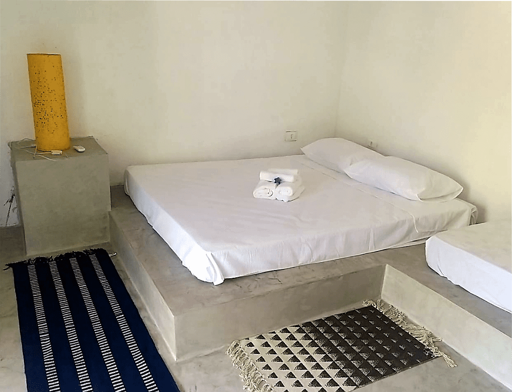 Quarto com cama de casal uma de solteiro